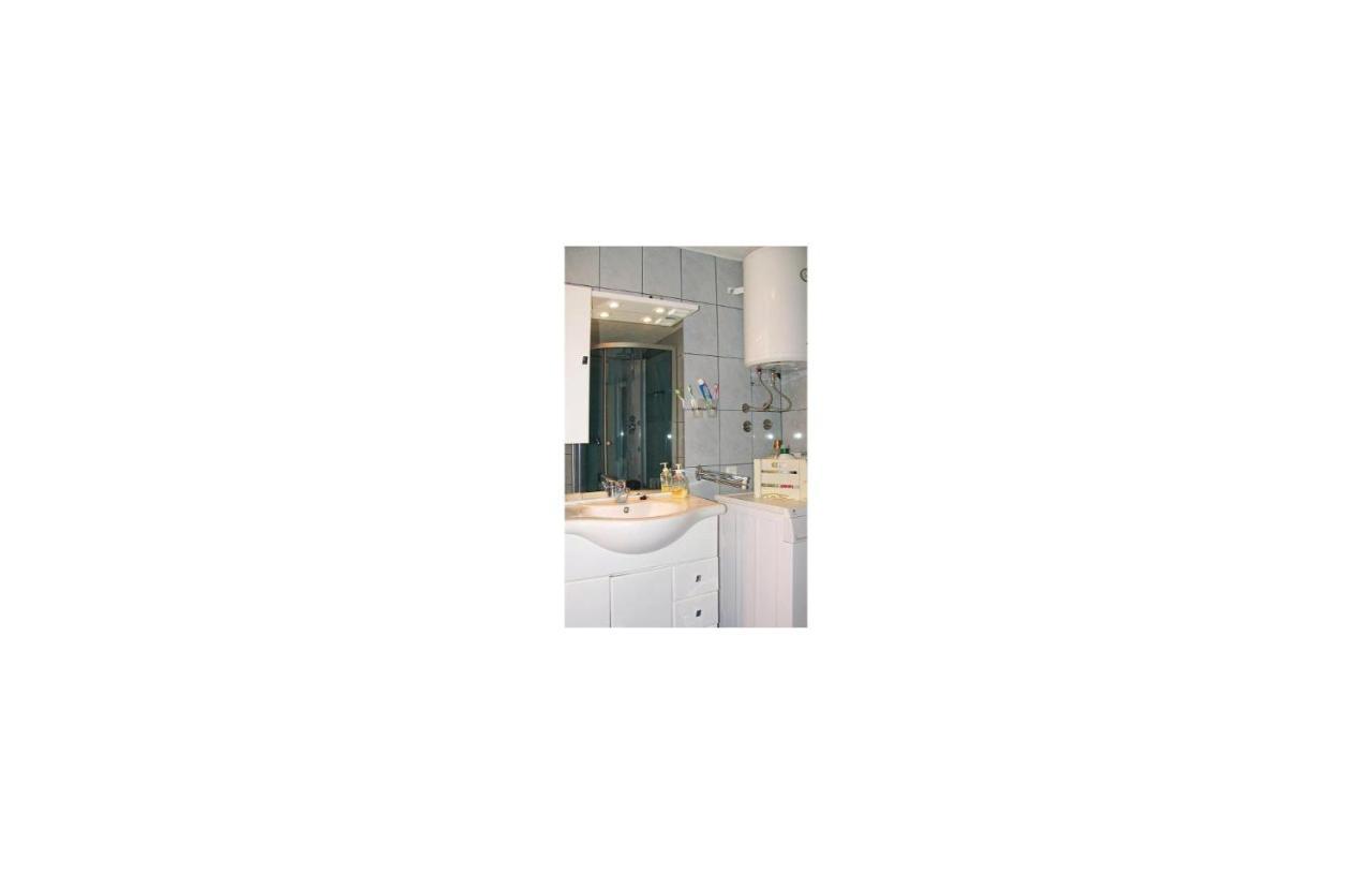 2 Bedroom Cozy Home In Bosiljevo Exteriör bild
