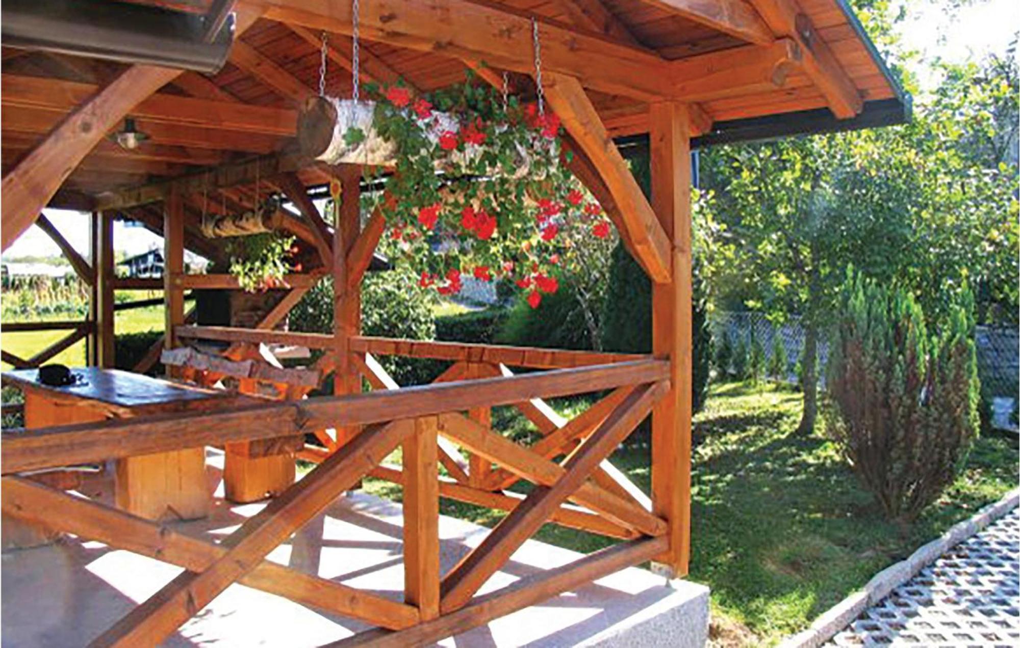 2 Bedroom Cozy Home In Bosiljevo Exteriör bild