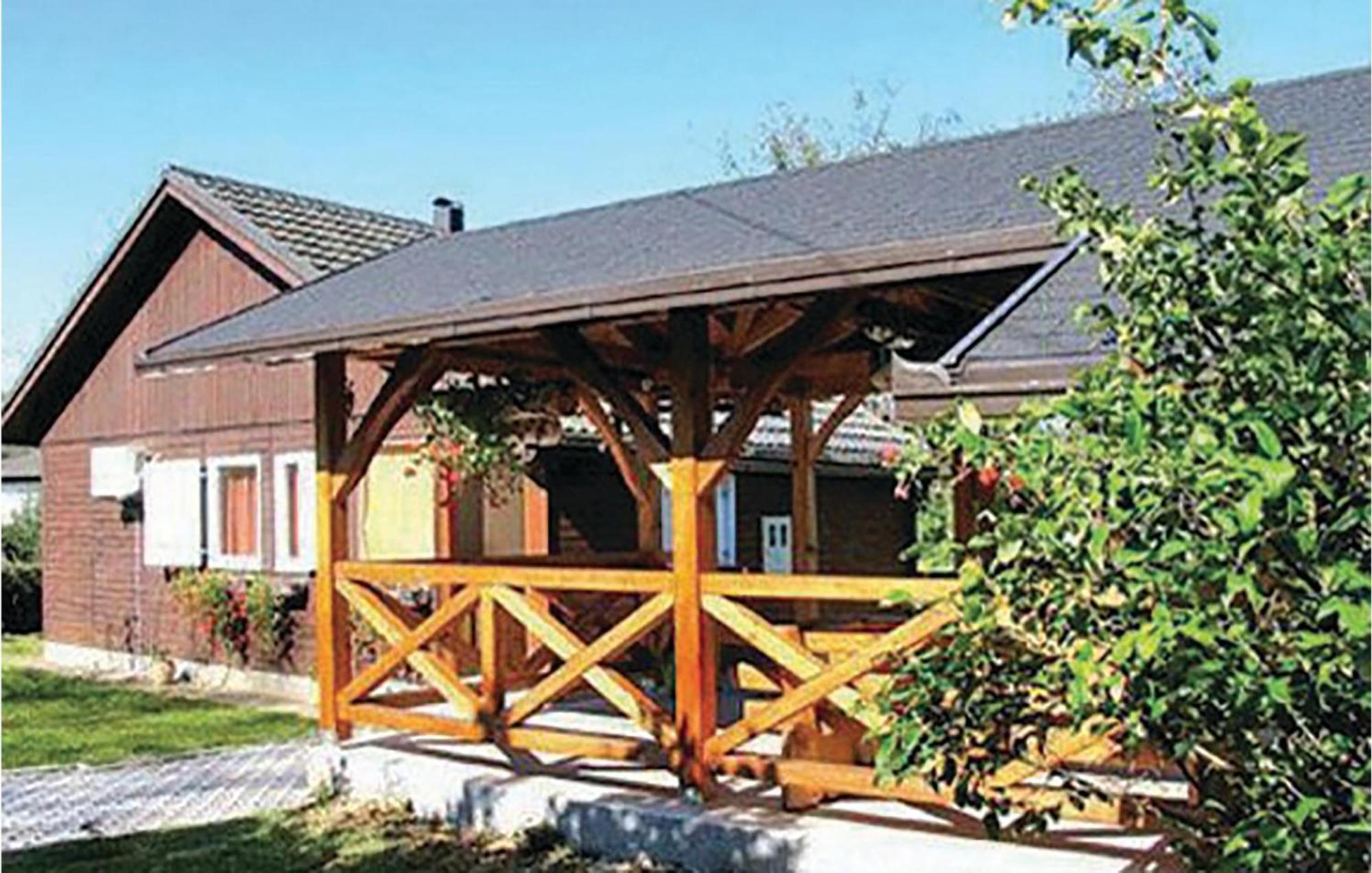 2 Bedroom Cozy Home In Bosiljevo Exteriör bild
