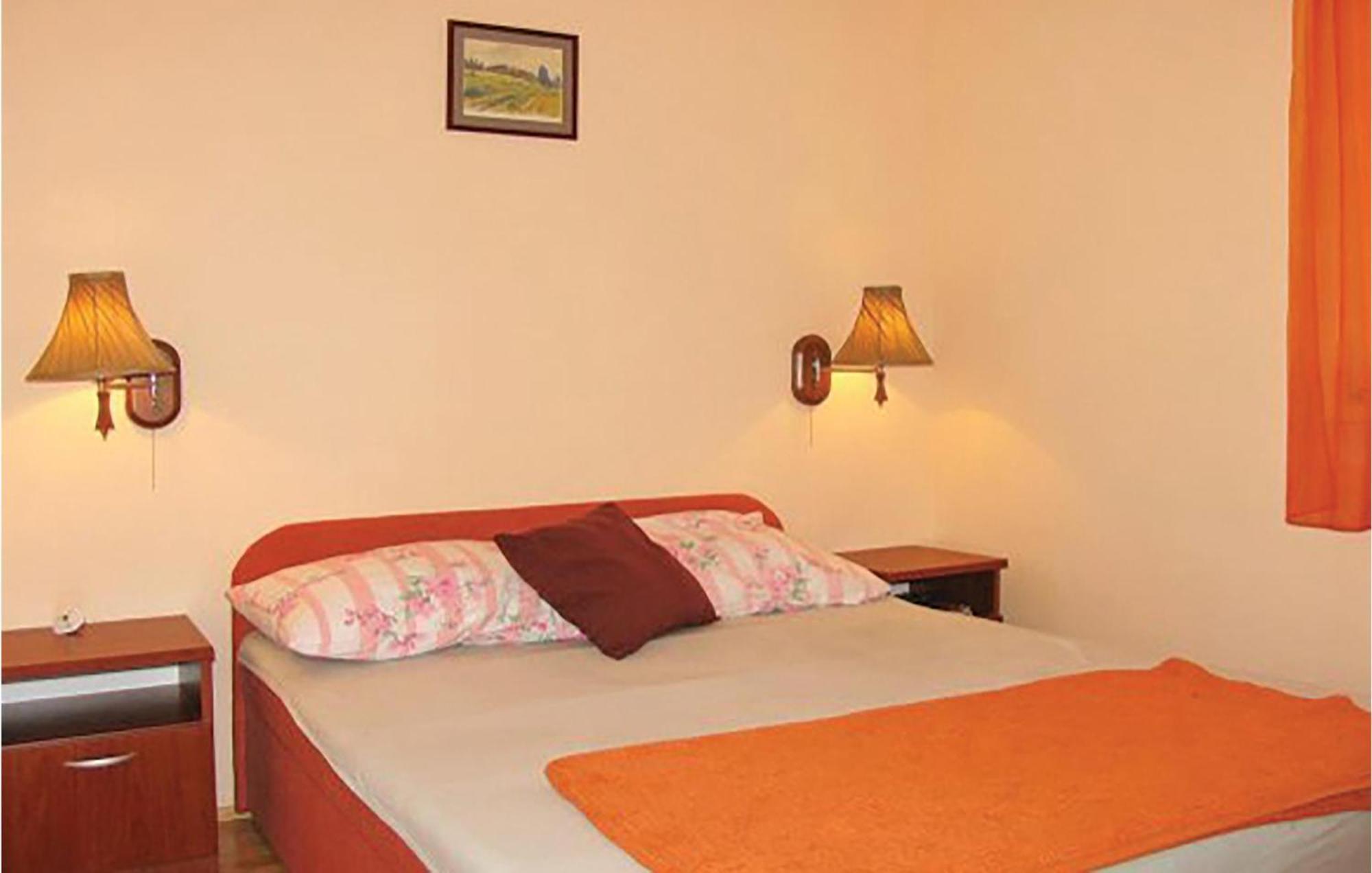 2 Bedroom Cozy Home In Bosiljevo Exteriör bild