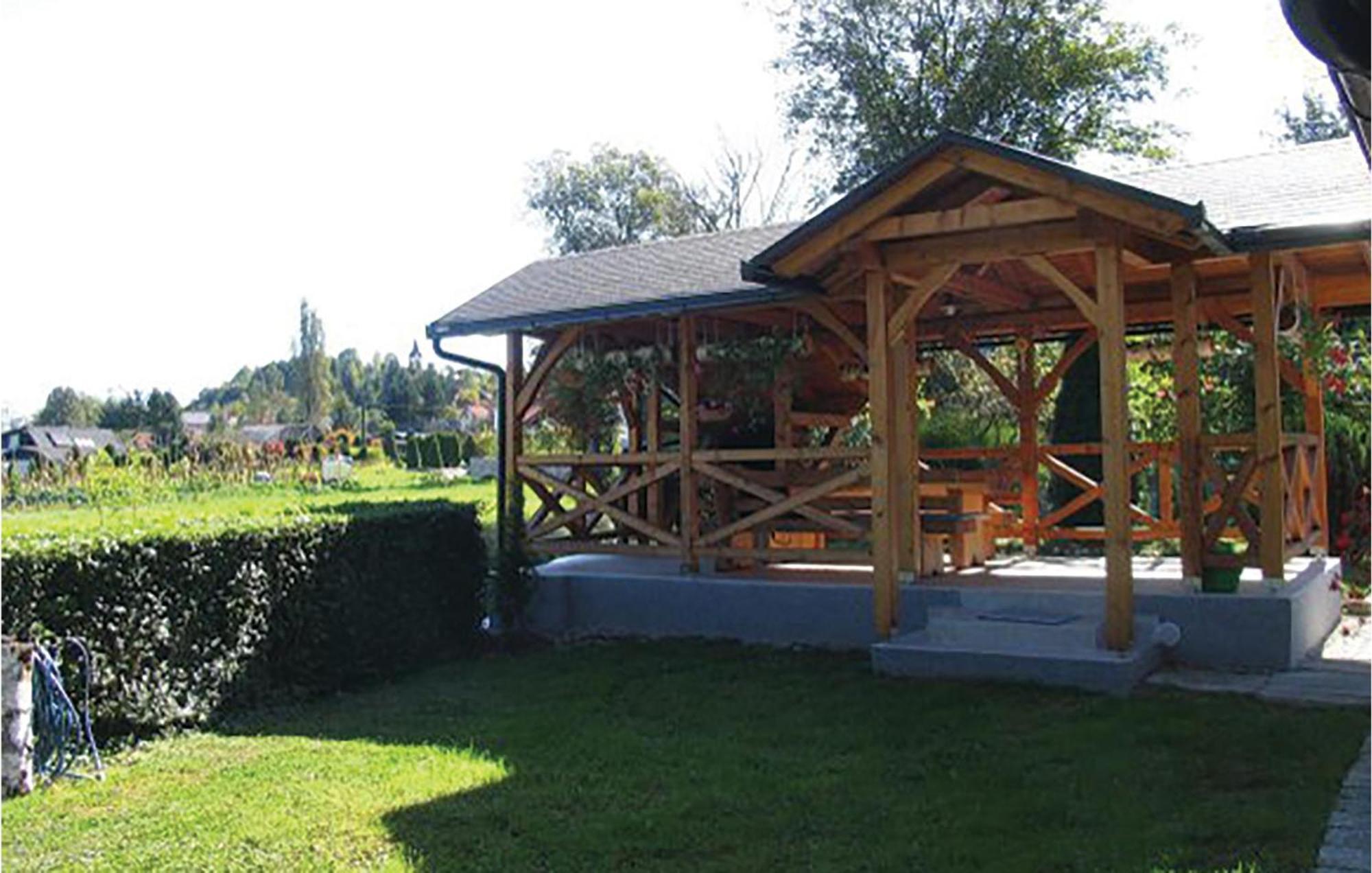 2 Bedroom Cozy Home In Bosiljevo Exteriör bild